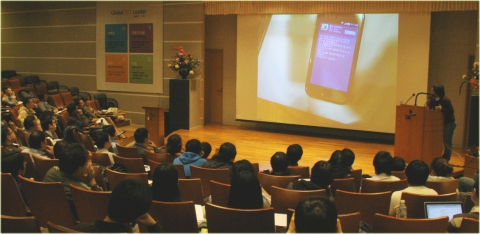 모바일 네이트 앱스토어 서비스 시연 중인 SK커뮤니케이션즈 신원석 앱스토어팀 과장