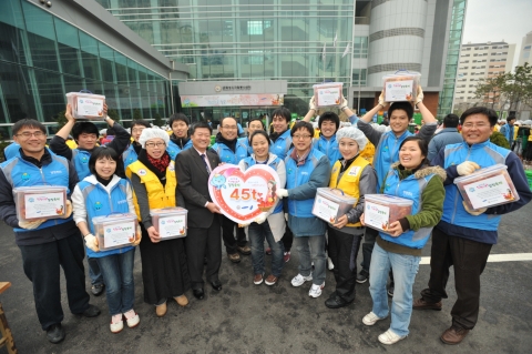 사단법인 화성시 자원봉사센터 예종길 센터장(사진 중앙좌측)에게 삼성전자 기흥/화성 노사협의회 강진금 부대표와 장지훈 대표(사진 중앙우측)를 비롯한 임직원 봉사자, 화성시 봉사단 등