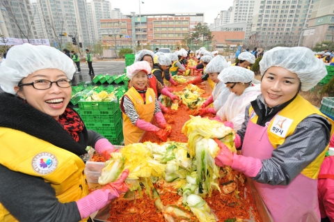 삼성전자 사랑나눔 김장축제에 참여한 화성시 봉사자가 정성껏 담근 김치를 들어보이고 있다.
