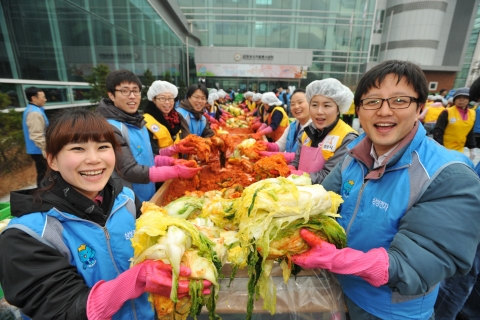 삼성전자 사랑나눔 김장축제에 참여한 삼성전자 임직원들이 정성껏 담근 김치를 들어보이고 있다.