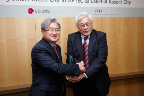 종합IT서비스기업 LG CNS가 말레이시아 퍼시픽 코퍼레이션과 말레이시아 최초의 스마트 그린 시티를 개발하는 파트너십을 체결했다. 김대훈 LG CNS 사장(사진 왼쪽)과 다토 빌 청 MPCorp 회장이 사업 성공을 다짐하며 악수를 나누고 있다.