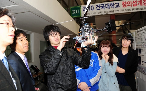 25일 오전 서울 광진구 화양동 건국대 공과대학에서 열린 2010창의설계 경진대회에서 학생들이 꼬리날개 프로펠러를 없애 에너지 연료 효율을 높이고 소음을 줄인 '교차반전 