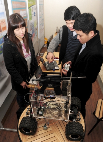 25일 오전 서울 광진구 화양동 건국대 공과대학에서 열린 2010창의설계 경진대회에서 학생들이 갤럭시S 스마트폰으로 원격 제어하는 무인자동차를 선보이고 있다.