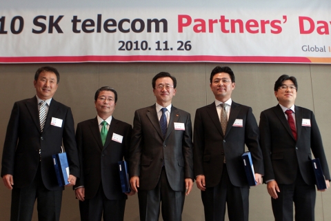 26일 서울 워커힐호텔에서 열린 「2010 SK텔레콤 Partners' Day」행사에서 최우수 파트너사로 선정된 4개사 대표들과 조기행 SK텔레콤 GMS CIC 사장이 기