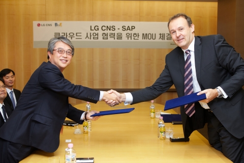 LG CNS는 서울 회현동 LG CNS 본사에서 SAP社와 클라우드 비즈니스 서비스 개발 및 시장확대 상호 협력을 위한 MOU를 체결했다. 사진 왼쪽부터 김태극 LG CNS솔루션사업본부장, 톰 킨더만스 SAP 아태지역 부사장