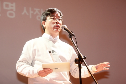 KT 개인고객부문장 표현명 사장이 아이패드 출시행사에서 인사말씀 하는 모습