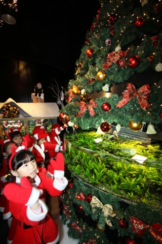 크리스마스특별전 ‘화이트크리스마스빌리지’를 관람하는 관람객