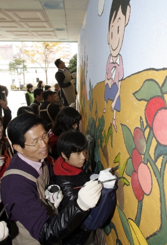 고양시소재 현산초등학교에서  김문수 경기도지사가  ‘친환경농산물’이라는 주제로 학교벽화그리기 행사에 참여했다