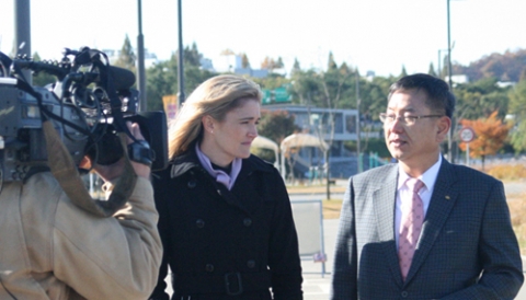 △ 한강 반포지구에서 CNN 기자와 인터뷰 중인 환실련 이경율 회장 (2010.11.09)