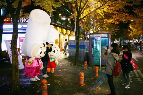 11월 9일 홍대 걷고 싶은 거리에서 지나가는 시민들이 가래떡 캐릭터인형과 사진을 찍고 있다.