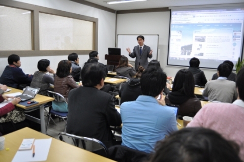 한국창업취업지원공사 이희선 대표가 창직 창업 캠프 강의를 하고있다.