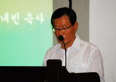 지난 9월, 재라오스 한인상공인연합회가 주최한 세미나에서 배중순 회장이 축사를 하고 있다.