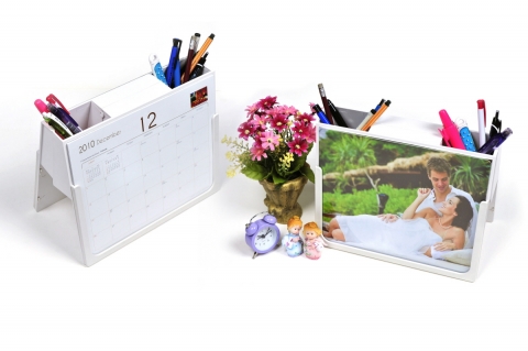 탁상캘린더와 펜꽂이, 액자 등이 하나로 겸비된 다기능정리함으로 책상 위를 깔끔하게 정돈할 수 있는 데스크매니저