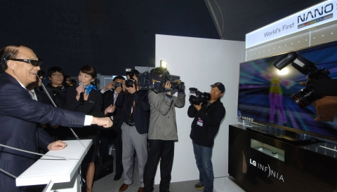 11월 5일 저녁 서울시청 앞 광장에서 열린 ‘G20 방송통신 미래체험전&#039;의 LG전자 3D 엔터테인먼트 존을 찾은 최시중 방통위원장이 직하방식으로 세계에서 가장 얇은 두께(0.88㎝)의‘나노(NANO) 풀LED TV’로 3D 영상을 감상하고 있다.