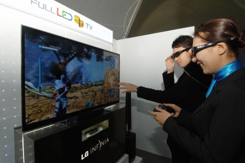 11월 5일 저녁 서울시청 앞 광장에서 열린 ‘G20 방송통신 미래체험전&#039;의 LG전자 3D 엔터테인먼트 존에서 관람객들이 세계 최초 풀HD 3D 노트북을 감상하고 있다