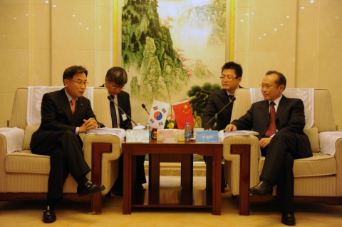 박영호 SK㈜ 사장 겸 SK China 사장(왼쪽)이 중국 국자위 황수허(黄淑和) 부주임과 신재생에너지 등 분야 연구에서의 향후 협력에 대해 환담하고 있다.
