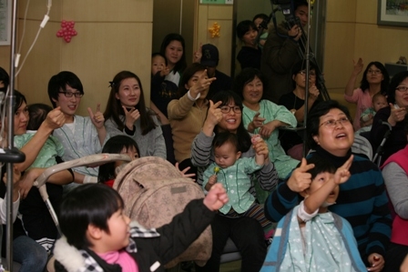 지난 11일 베스티안 병원에서 깜짝 크리스마스 파티가 열렸다. (사)함께하는 사랑밭에서 화상환자들을 위해 이벤트를 준비한 것. '화상아동을 위한 Smile day'