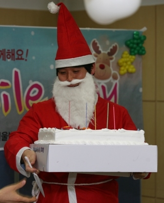 함께하는 사랑밭 연말캠페인 <산타가 되어주세요> 두 번째 캠페인인 '화상아동을 위한 Smile day'가 베스티안 병원에서 열렸다. 레크리에이션 시간이