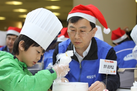 제일모직 임직원 100여명은 의왕시 소재 지역아동센터 아이들과 1대 1 단짝이 되어 ‘크리스마스 사랑의 케이크 만들기’를 하였다.