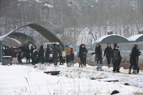 연탄으로 지핀 사랑의 불꽃…의왕시 청계동에 사랑의 연탄 전달