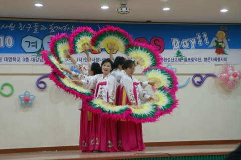 (사)한국사랑나눔복지회 회원들이 가락에 맞춰 우아하게 부채춤을 선보이고 있다.