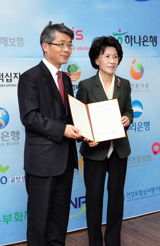 보건복지부 진수희 장관과 함께 한 ktis 노태석 대표이사