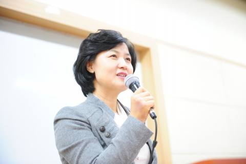 30일 오후 서울 광진구 건국대 경영관에서 열린 건국대 경영전문대학원 최고경영자과정 초청 특강에서 추미애 민주당 의원이 ‘한국의 내일을 말하다’라는 주제로 특강을 하고 있다.