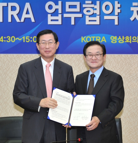 좌측부터 조환익 KOTRA 사장과 이귀남 법무부 장관이 MOU를 체결하고 있다.