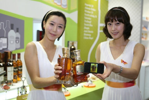 삼성동 코엑스에서 열리는 『2010 RFID/USN Korea』 전시에서 모델들이 양주 진품 확인 서비스를 시연하고 있다.