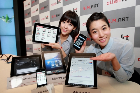 KT는 2일 광화문 사옥 1층 올레스퀘어에서 열린 기업고객부문 간담회에서 스마트폰과 테블릿PC로 이용할 수 있는 업종별 기업 솔루션을 선보였다.