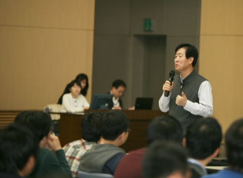 삼성전자 최지성 대표이사 사장이 '삼성 디지털 시티'의 디지털 연구소 1층에서 사원 700여명과 함께 CEO와 사원간의 직접 소통의 시간을 가지고 있다.