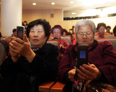 3일 SK텔레콤이 개최한 제 1회 이음페스티벌에 참가한 160여명의 어르신들이 주어진 퀴즈 문제의 답을 문자로 전송하고 있다.