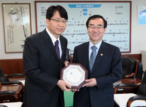 ‘11월의 관세인’ 인천세관 수입1과 문현준씨 선정