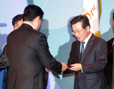 6일 오후 3시 삼성동 한국전력 대강당에서 열린 '2010 동반성장주간' 개막식에서, SK텔레콤이 대중소기업 상생경영을 적극 실천한 모범 기업으로 선정돼, 『대중