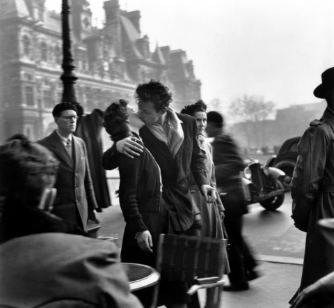로베르 두와노Robert Doisneau, 시청앞에서의 키스, 1950.