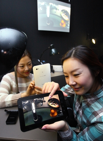 삼성전자가 국립현대미술관에서 개최되고 있는 '조용한 행성의 바깥' 전시회에 '갤럭시 탭'을 지원해 관람객들에게 작품에 대한 정보는 물론 특별한 