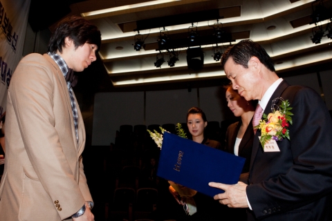 9일 KT 광화문 사옥 올레스퀘어에서 열린 '정보통신문화대상' 시상식에서 KT문화재단 박부권 이사장(오른쪽)이 입상자에게 시상을 하고 있다.