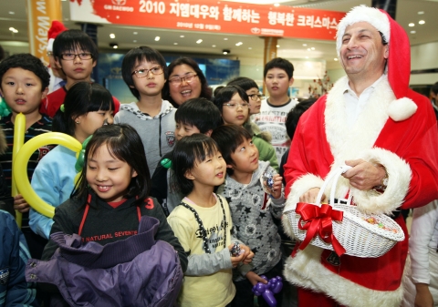 GM DAEWOO가 연말연시를 맞아 어려운 환경에 있는 관내 복지시설 어린이들을 회사로 초청, 크리스마스 파티를 성황리에 열었다. GM DAEWOO 마이크 아카몬 사장이 산타 복장