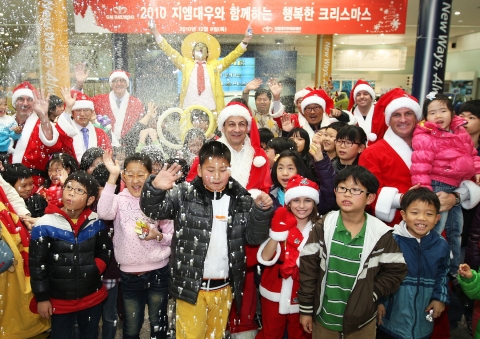 GM DAEWOO가 연말연시를 맞아 어려운 환경에 있는 관내 복지시설 어린이들을 회사로 초청, 크리스마스 파티를 성황리에 열었다. GM DAEWOO 마이크 아카몬 사장(가운데)과 