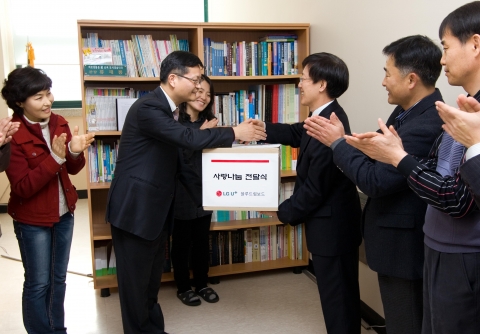 LG U+(부회장 이상철 / www.lguplus.com)가 임직원 자원봉사단인 ‘블루드림보드’의 봉사시간을 금액으로 환산해 매칭기금을 마련, 임직원들의 봉사활동을 지원하고 있다.