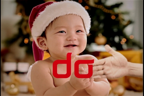 KT가 무료 다운로드 서비스를 하고 있는 ‘아기목소리로 캐롤 만들기' 광고의 한 장면