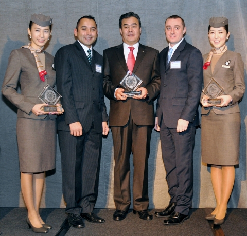 9일(현지시각) 미국 베벌리 힐즈 소재 소피텔 호텔에서 개최된 비즈니스트래블러 시상식에서 아시아나항공 백선철 캐빈지원팀장(우측 세번째)과 승무원들이 아담 로드리게즈(Adam Rod