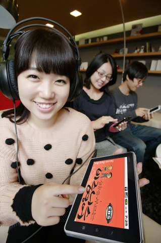 KT직원들이 안드로이드 기반 단말기에서 두산동아의 컨텐츠를 시연해 보이고 있다.