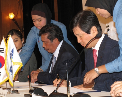 대우조선해양 남상태 사장 (오른쪽)과 현지 조선업체 대표가 14일 오후 해군 함정 건조 계약서에 서명을 하고 있다.