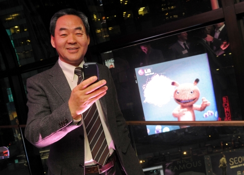 LG전자 글로벌 마케팅부문장 강신익 사장이 뉴욕 타임스스퀘어에 설치된 LG전자 LED 전광판으로 문자 메시지를 전송하고 있다.