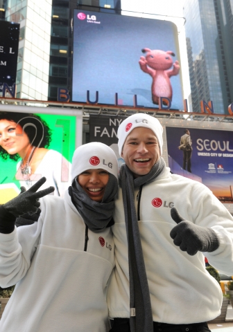 뉴욕의 한 커플이 타임스스퀘어에 위치한 LG전자 LED 전광판을 배경으로 포즈를 취하고 있다.