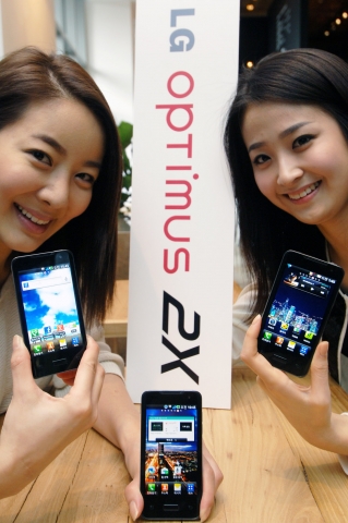 LG전자 모델들이 세계 최초로 듀얼코어 프로세서를 탑재한 현존 최고 사양의 '옵티머스 2X'를 선보이고 있다.