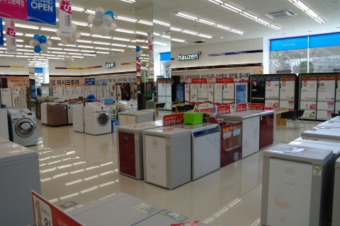 삼성전자는 부산 부암동에 국내 최대 규모(1,100평)의 삼성 디지털프라자 매장을 17일 오픈한다. 사진은 오픈 준비중인 삼성 디지털프라자 부산 본점 매장 내부 모습.