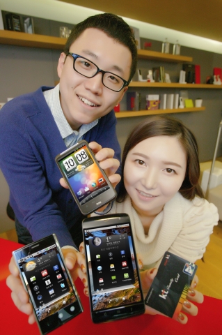 KT 직원들이 대화면 스마트폰을 선보이고 있다. (가로사진 좌측부터 베뉴, 디자이어HD, 스트릭)