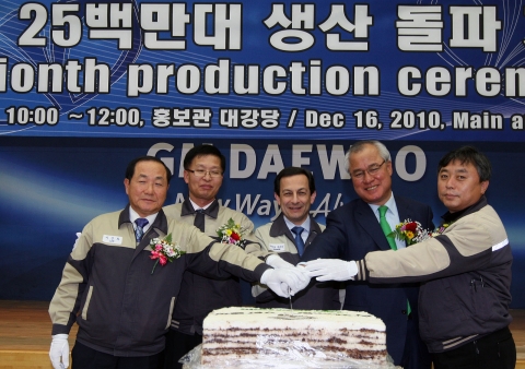 마이크 아카몬 GM DAEWOO 사장(사진 중앙), 이상화 GM DAEWOO 파워트레인 생산본부장(사진 왼쪽), 전영철 국내 차량 및 파워트레인 생산/노사부문 부사장(사진 왼쪽으로